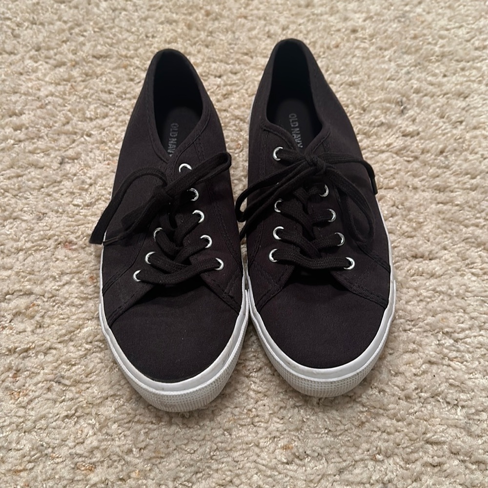 Women’s old navy canvas shoes. Size 9